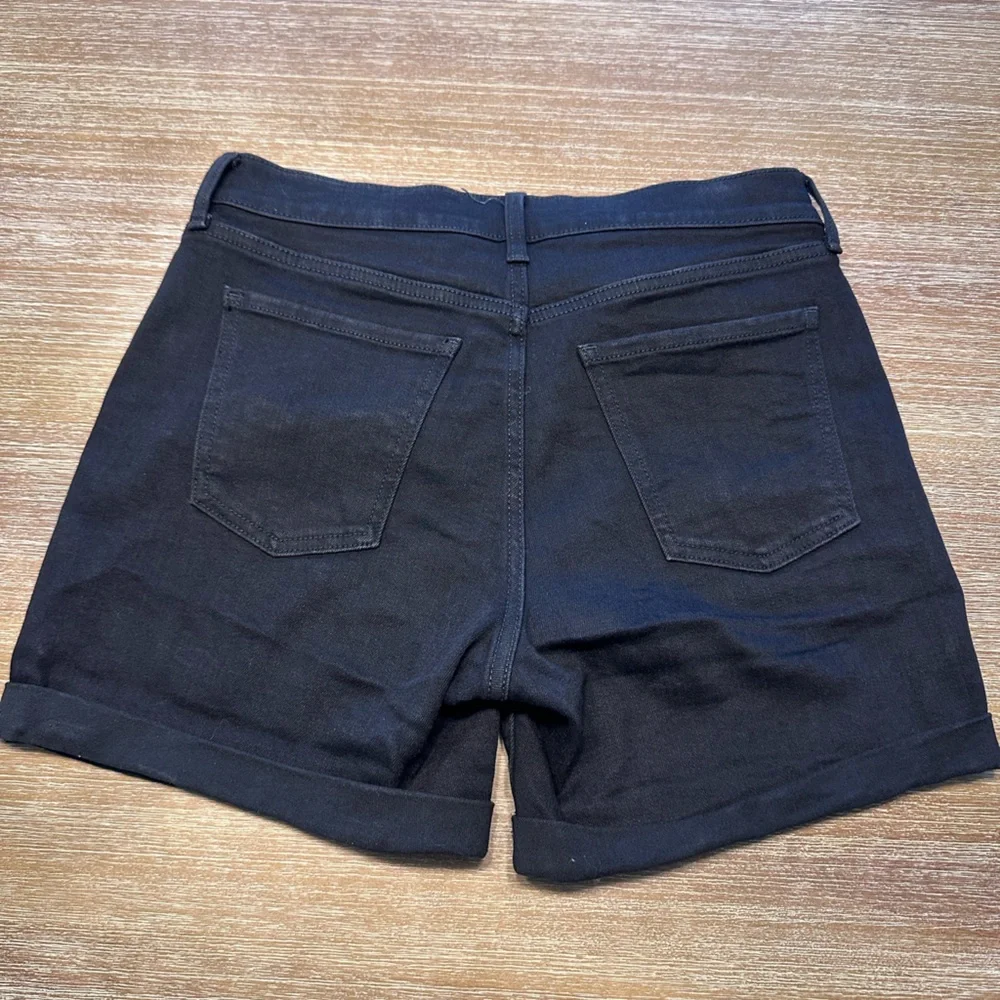 Old Navy Mid-rise Cuffed Black Wash Stretch Jean Shorts 5” Inseam Size 4 - Picture 4 of 5